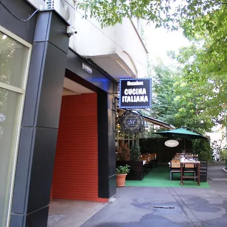 Floreasca 2 Room Apartment, Sleeps 3