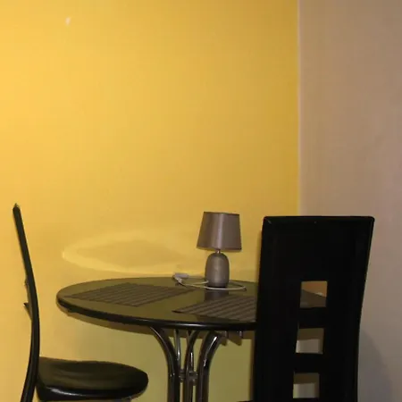 Floreasca 2 Room Apartment, Sleeps 3 *