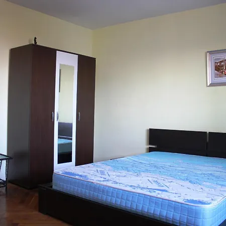 Floreasca 2 Room Apartment, Sleeps 3